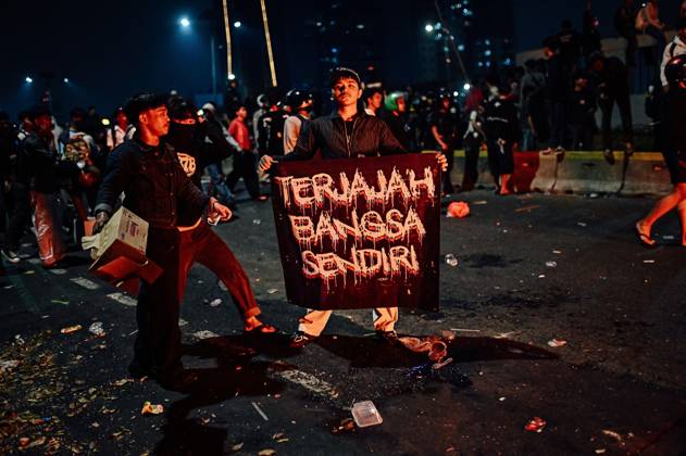 August 27, 2026, Jakarta, Indonesia: JAKARTA, INDONESIA, AUGUST 27, 2026: Protesters clash with security personnel stationed outside the DPR MPR complex during a demonstration calling for the eradication of corruption and the passage of the Asset Recovery Bill in Jakarta. Jakarta Indonesia - ZUMAq101 20260827_zna_q101_071 Copyright: xJnaxEditorx