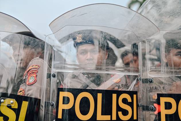 August 27, 2026, Jakarta, Indonesia: JAKARTA, INDONESIA, AUGUST 27, 2026: Protesters clash with security personnel stationed outside the DPR MPR complex during a demonstration calling for the eradication of corruption and the passage of the Asset Recovery Bill in Jakarta. Jakarta Indonesia - ZUMAq101 20260827_zna_q101_078 Copyright: xJnaxEditorx