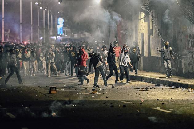 August 27, 2026, Jakarta, Indonesia: JAKARTA, INDONESIA, AUGUST 27, 2026: Protesters clash with security personnel stationed outside the DPR MPR complex during a demonstration calling for the eradication of corruption and the passage of the Asset Recovery Bill in Jakarta. Jakarta Indonesia - ZUMAq101 20260827_zna_q101_081 Copyright: xJnaxEditorx
