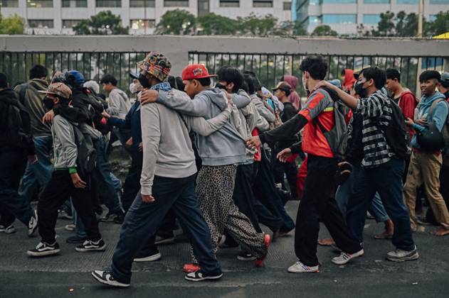 August 27, 2026, Jakarta, Indonesia: JAKARTA, INDONESIA, AUGUST 27, 2026: Protesters clash with security personnel stationed outside the DPR MPR complex during a demonstration calling for the eradication of corruption and the passage of the Asset Recovery Bill in Jakarta. Jakarta Indonesia - ZUMAq101 20260827_zna_q101_093 Copyright: xJnaxEditorx