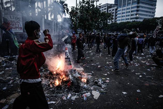 Protesters demand anti-corruption measures and asset forfeiture law in Jakarta JAKARTA, INDONESIA, AUGUST 27, 2026: Protesters gather outside the DPR MPR Building complex in Jakarta, calling for stronger measures to combat corruption and the passage of the Asset Forfeiture Bill. JAKARTA DKI Jakarta Indonesia Copyright: x xMuhammadxRizkyxFebriansyahx xJNAxPressx