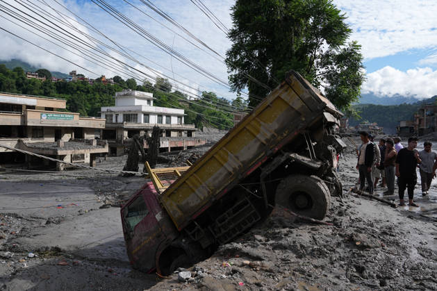 BIDUR, NEPAL - AUGUST 27: A truck is stuck in mud after being swept away by flash floods on August 27, 2026 in Bidur, Nuwakot District, Nepal. Flash floods struck the Rasuwa district along Nepal s northern border on August 26, causing severe damage to roads, bridges and villages in Nuwakot, where helicopters are now the only means to transport people and supplies. Rescue and post-disaster cleanup operations are ongoing.  Copyright: xChinaxNewsxServicex 111662527846