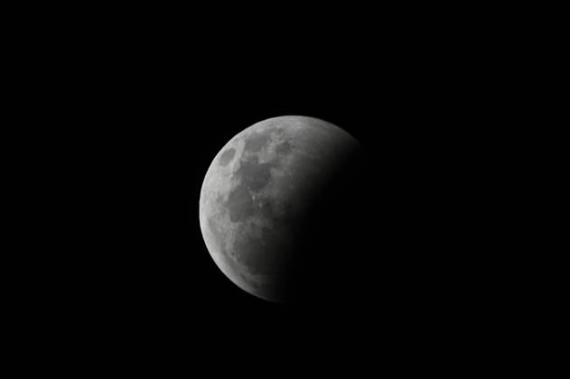 CAXIAS DO SUL, RS - 28.08.2026: ECLIPSE LUNAR CAXIAS DO SUL - Images of the deep partial lunar eclipse that will occur between the night of August 27th and the early morning of August 28th, 2026, visible throughout Brazil. Main Times (Brasilia Time): 10:24 PM (08 27): Beginning of the penumbral phase; 11:34 PM (08 27): Beginning of the partial eclipse; 1:13 AM (08 28): Peak of the eclipse (with approximately 96% of the Moon covered by the Earth& 39;s shadow); 2:52 AM (08 28): End of the partial phase; 4:02 AM (08 28): End of the penumbral eclipse. Caxias do Sul, RS (27 28). x3005820x Antà nioxMachado