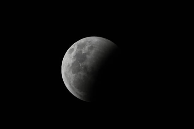 CAXIAS DO SUL, RS - 28.08.2026: ECLIPSE LUNAR CAXIAS DO SUL - Images of the deep partial lunar eclipse that will occur between the night of August 27th and the early morning of August 28th, 2026, visible throughout Brazil. Main Times (Brasilia Time): 10:24 PM (08 27): Beginning of the penumbral phase; 11:34 PM (08 27): Beginning of the partial eclipse; 1:13 AM (08 28): Peak of the eclipse (with approximately 96% of the Moon covered by the Earth& 39;s shadow); 2:52 AM (08 28): End of the partial phase; 4:02 AM (08 28): End of the penumbral eclipse. Caxias do Sul, RS (27 28). x3005821x Antà nioxMachado