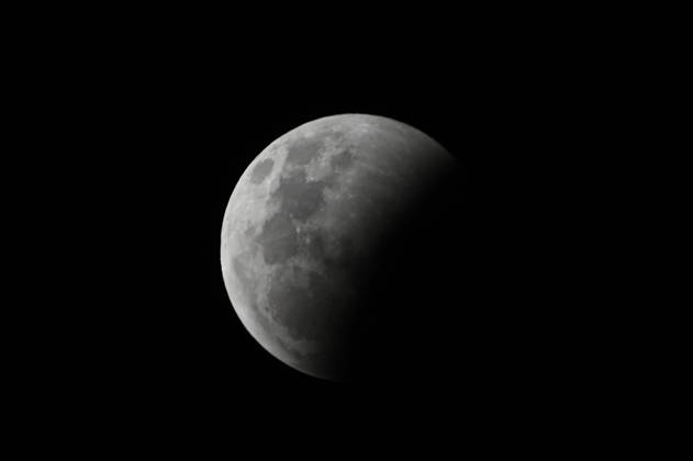 CAXIAS DO SUL, RS - 28.08.2026: ECLIPSE LUNAR CAXIAS DO SUL - Images of the deep partial lunar eclipse that will occur between the night of August 27th and the early morning of August 28th, 2026, visible throughout Brazil. Main Times (Brasilia Time): 10:24 PM (08 27): Beginning of the penumbral phase; 11:34 PM (08 27): Beginning of the partial eclipse; 1:13 AM (08 28): Peak of the eclipse (with approximately 96% of the Moon covered by the Earth& 39;s shadow); 2:52 AM (08 28): End of the partial phase; 4:02 AM (08 28): End of the penumbral eclipse. Caxias do Sul, RS (27 28). x3005822x Antà nioxMachado