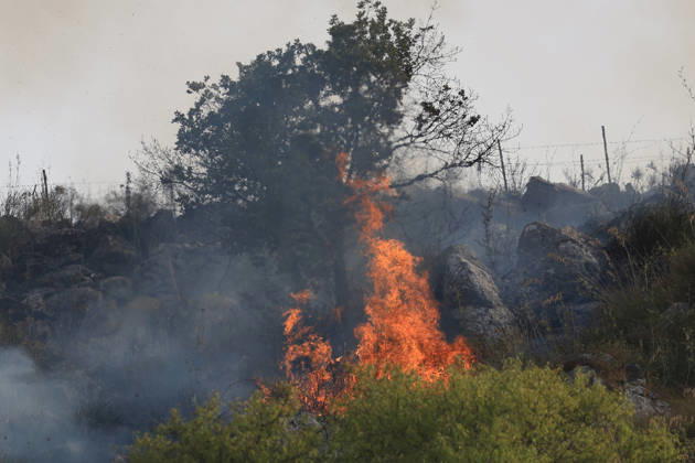 Firefighting efforts continue as wildfire burns in Sicily, Italy PALERMO, ITALY - AUGUST 27: A view of a wildfire that broke out on the slopes of Mount Gulino near Palermo in western Sicily, Italy, on August 27, 2026. Firefighters and forestry workers worked through the night to contain the flames and evacuate residents from settlements threatened by the fire. Two helicopters provided aerial support for firefighting efforts. Alberto Lo Bianco Anadolu Palermo Italy. Editorial use only. Please get in touch for any other usage.  Copyright: x2026xAnadoluxAlbertoxLoxBiancox
