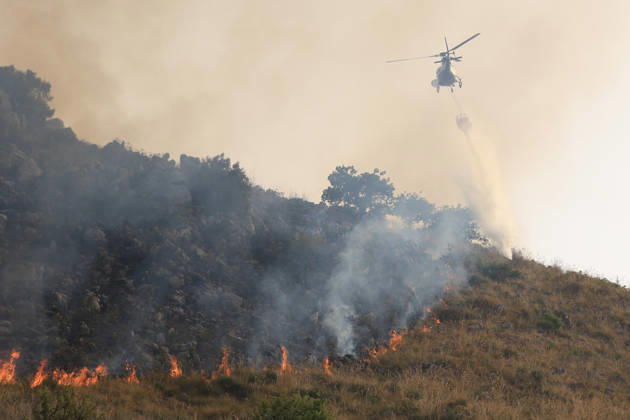 Firefighting efforts continue as wildfire burns in Sicily, Italy PALERMO, ITALY - AUGUST 27: A helicopter provides aerial support for firefighting efforts after a wildfire broke out on the slopes of Mount Gulino near Palermo in western Sicily, Italy, on August 27, 2026. Firefighters and forestry workers work through the night to contain the flames and evacuate residents from settlements threatened by the fire. Alberto Lo Bianco Anadolu Palermo Italy. Editorial use only. Please get in touch for any other usage.  Copyright: x2026xAnadoluxAlbertoxLoxBiancox
