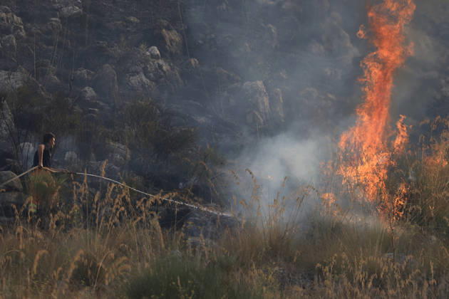 Firefighting efforts continue as wildfire burns in Sicily, Italy PALERMO, ITALY - AUGUST 27: A view of a wildfire that broke out on the slopes of Mount Gulino near Palermo in western Sicily, Italy, on August 27, 2026. Firefighters and forestry workers worked through the night to contain the flames and evacuate residents from settlements threatened by the fire. Two helicopters provided aerial support for firefighting efforts. Alberto Lo Bianco Anadolu Palermo Italy. Editorial use only. Please get in touch for any other usage.  Copyright: x2026xAnadoluxAlbertoxLoxBiancox
