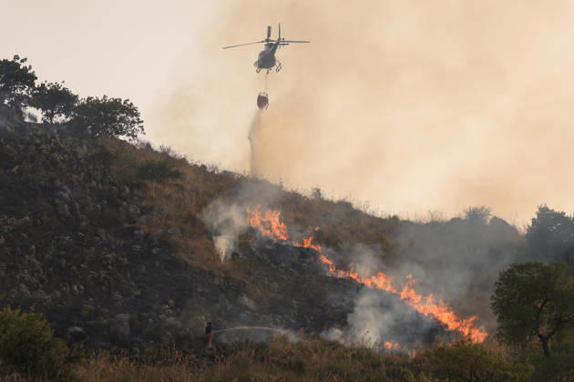 Firefighting efforts continue as wildfire burns in Sicily, Italy PALERMO, ITALY - AUGUST 27: A helicopter provides aerial support for firefighting efforts after a wildfire broke out on the slopes of Mount Gulino near Palermo in western Sicily, Italy, on August 27, 2026. Firefighters and forestry workers work through the night to contain the flames and evacuate residents from settlements threatened by the fire. Alberto Lo Bianco Anadolu Palermo Italy. Editorial use only. Please get in touch for any other usage.  Copyright: x2026xAnadoluxAlbertoxLoxBiancox