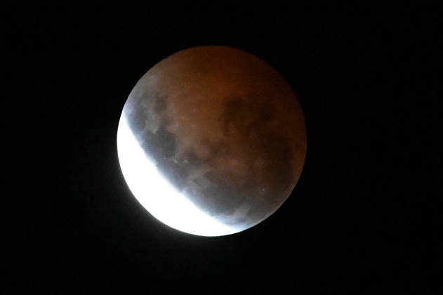 CAXIAS DO SUL, RS - 28.08.2026: ECLIPSE LUNAR CAXIAS DO SUL - Images of the deep partial lunar eclipse that will occur between the night of August 27th and the early morning of August 28th, 2026, visible throughout Brazil. Main Times (Brasilia Time): 10:24 PM (08 27): Beginning of the penumbral phase; 11:34 PM (08 27): Beginning of the partial eclipse; 1:13 AM (08 28): Peak of the eclipse (with approximately 96% of the Moon covered by the Earth& 39;s shadow); 2:52 AM (08 28): End of the partial phase; 4:02 AM (08 28): End of the penumbral eclipse. Caxias do Sul, RS (27 28). x3005865x Antà nioxMachado