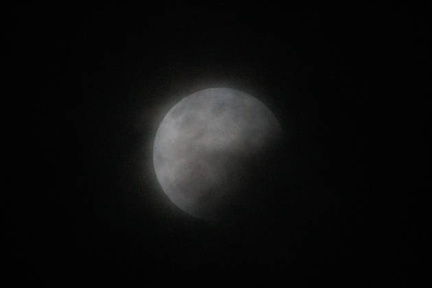 Santiago, August 27, 2026: Lunar eclipse known as the Blood Moon under cloudy skies in Santiago, Diego Martin, Aton, Chile; Aton 1184790 jpeg Copyright: DIEGOxMARTIN ATONxCHILE