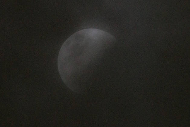 Santiago, August 27, 2026: Lunar eclipse known as the Blood Moon under cloudy skies in Santiago, Diego Martin Aton, Chile; Aton 1184791 jpeg Copyright: DIEGOxMARTIN ATONxCHILE
