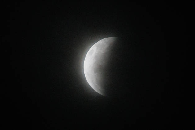 Santiago, August 27, 2026: Lunar eclipse known as the Blood Moon under cloudy skies in Santiago, Diego Martin Aton, Chile; Aton 1184792 jpeg Copyright: DIEGOxMARTIN ATONxCHILE