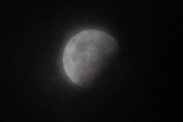 Santiago, August 27, 2026: A lunar eclipse known as the Blood Moon under cloudy skies in Santiago, Diego Martin Aton, Chile; Aton 1184793 jpeg Copyright: DIEGOxMARTIN ATONxCHILE