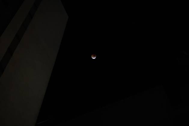RECORD DATE NOT STATED Near-total lunar eclipse recorded in Bela Vista, Sao Paulo. Sao Paulo (SP), 08 28 2026 Astronomy Lunar Eclipse The deep partial lunar eclipse, known as near total, was recorded during the early hours of this Friday (28), in the Bela Vista region, in Sao Paulo. At its maximum point, about 96.2% of the lunar disk was covered by the Earth s shadow, providing a reddish-hued spectacle in the sky of the Sao Paulo capital. The phenomenon was visible throughout Brazil.(Foto: Leco Viana Thenews2 imago images) Near-total lunar eclipse recorded in Bela Vista, Sao Paulo.  Copyright: xLecoxVianax