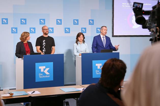 Berlin, Germany, August 27, 2026, Federal Press Conference Center, Techniker Krankenkasse, Social Media Report: Youth Between Like and Limit, L R Anne Kraemer, Valentin Dander, Lilli Berthold, Peter Wendt Copyright: xdtsxNachrichtenagenturx dts_131530