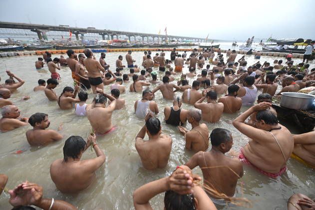 August 28, 2026, Prayagraj, Uttar Pradesh, India: Prayagraj: Brahmin community members perform Shravani Upkarma in water of swollen River Ganga on the occasion of Shravan Purnima, in Prayagraj on Friday, August 28, 2026. Prayagraj India - ZUMAv115 20260828_zap_v115_003 Copyright: xPrabhatxKumarxVermax