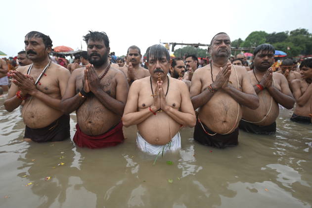August 28, 2026, Prayagraj, Uttar Pradesh, India: Prayagraj: Brahmin community members perform Shravani Upkarma in water of swollen River Ganga on the occasion of Shravan Purnima, in Prayagraj on Friday, August 28, 2026. Prayagraj India - ZUMAv115 20260828_zap_v115_005 Copyright: xPrabhatxKumarxVermax