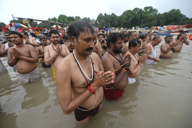 August 28, 2026, Prayagraj, Uttar Pradesh, India: Prayagraj: Brahmin community members perform Shravani Upkarma in water of swollen River Ganga on the occasion of Shravan Purnima, in Prayagraj on Friday, August 28, 2026. Prayagraj India - ZUMAv115 20260828_zap_v115_010 Copyright: xPrabhatxKumarxVermax