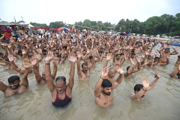August 28, 2026, Prayagraj, Uttar Pradesh, India: Prayagraj: Brahmin community members perform Shravani Upkarma in water of swollen River Ganga on the occasion of Shravan Purnima, in Prayagraj on Friday, August 28, 2026. Prayagraj India - ZUMAv115 20260828_zap_v115_011 Copyright: xPrabhatxKumarxVermax