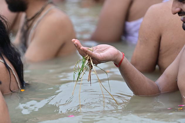 August 28, 2026, Prayagraj, Uttar Pradesh, India: Prayagraj: Brahmin community members perform Shravani Upkarma in water of swollen River Ganga on the occasion of Shravan Purnima, in Prayagraj on Friday, August 28, 2026. Prayagraj India - ZUMAv115 20260828_zap_v115_016 Copyright: xPrabhatxKumarxVermax