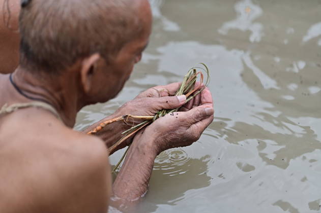 August 28, 2026, Prayagraj, Uttar Pradesh, India: Prayagraj: Brahmin community members perform Shravani Upkarma in water of swollen River Ganga on the occasion of Shravan Purnima, in Prayagraj on Friday, August 28, 2026. Prayagraj India - ZUMAv115 20260828_zap_v115_023 Copyright: xPrabhatxKumarxVermax