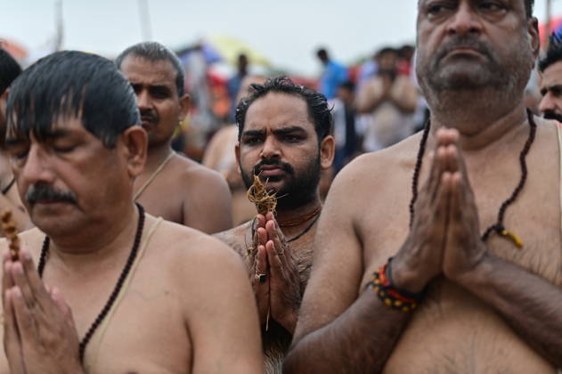 August 28, 2026, Prayagraj, Uttar Pradesh, India: Prayagraj: Brahmin community members perform Shravani Upkarma in water of swollen River Ganga on the occasion of Shravan Purnima, in Prayagraj on Friday, August 28, 2026. Prayagraj India - ZUMAv115 20260828_zap_v115_028 Copyright: xPrabhatxKumarxVermax