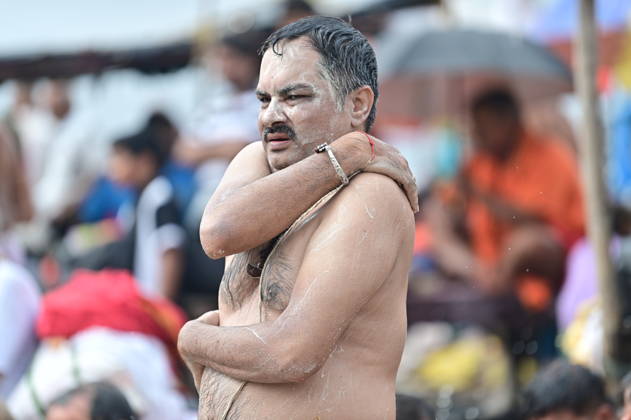 August 28, 2026, Prayagraj, Uttar Pradesh, India: Prayagraj: A Brahmin community members apply ashesh on his body during perform Shravani Upkarma in water of swollen River Ganga on the occasion of Shravan Purnima, in Prayagraj on Friday, August 28, 2026. Prayagraj India - ZUMAv115 20260828_zap_v115_031 Copyright: xPrabhatxKumarxVermax
