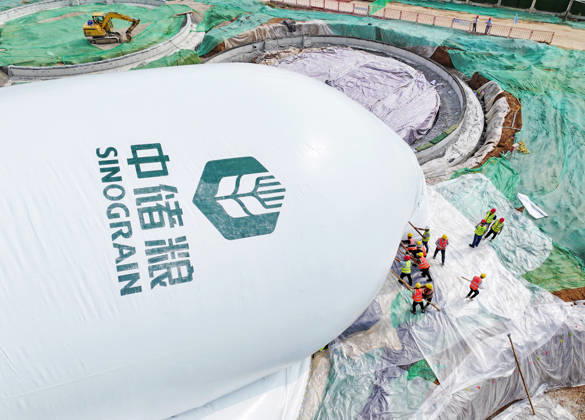 HUAIBEI, CHINA - AUGUST 28: Workers conduct inflation operations for the first air dome warehouse at the construction site of the Central Reserve Grain Huaibei Direct Storage Project on August 28, 2026 in Huaibei, Anhui Province of China. The project is reported as the largest air dome grain storage group in China.  Copyright: xVCGx 111662593568