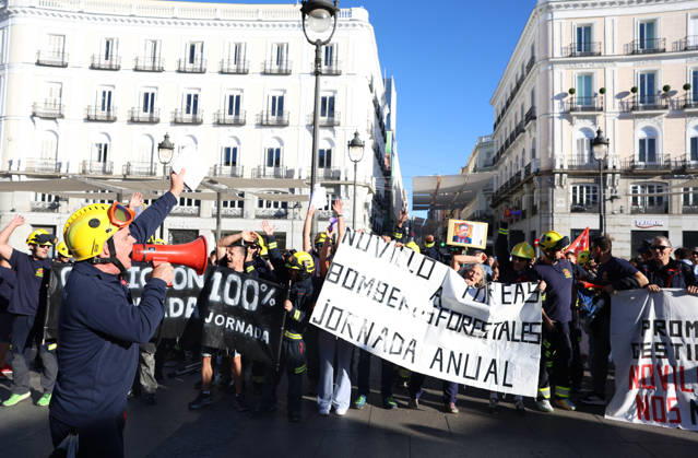 Public forest firefighters protest against the harassment and mistreatment by the Community of Madrid at Puerta del Sol. Several people demonstrate during the rally by public forest firefighters at Kilometer 0 on August 28, 2026, in Madrid, Spain. The protest, organized by the CBCM’s public employees, aims to combat the harassment and mistreatment by the Community of Madrid. AUGUST 28, 2026 Marta Ferná Madrid Madrid, Spain  Copyright: xMartaxFernandezx 7735339