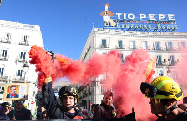 Public forest firefighters protest against the harassment and mistreatment by the Community of Madrid at Puerta del Sol. Several people demonstrate during the rally by public forest firefighters at Kilometer 0 on August 28, 2026, in Madrid, Spain. The protest, organized by public employees of the CBCM, aims to combat the harassment and mistreatment by the Community of Madrid. AUGUST 28, 2026 Marta Ferná Madrid Madrid, Spain  Copyright: xMartaxFernandezx 7735337