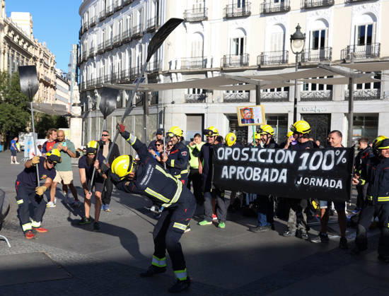 Public forest firefighters protest against the harassment and mistreatment by the Community of Madrid at Puerta del Sol. Several people demonstrate during the rally by public forest firefighters at Kilometer 0 on August 28, 2026, in Madrid, Spain. The protest, organized by public employees of the CBCM, aims to combat the harassment and mistreatment by the Community of Madrid. AUGUST 28, 2026 Marta Ferná Madrid Madrid, Spain  Copyright: xMartaxFernandezx 7735338
