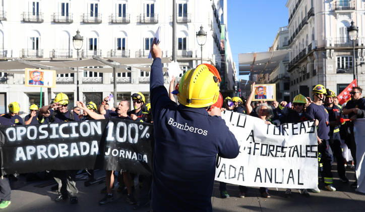 Public forest firefighters protest against the harassment and mistreatment by the Community of Madrid at Puerta del Sol. Several people demonstrate during the rally by public forest firefighters at Kilometer 0 on August 28, 2026, in Madrid, Spain. The protest, organized by public employees of the CBCM, aims to combat the harassment and mistreatment by the Community of Madrid. AUGUST 28, 2026 Marta Ferná Madrid Madrid, Spain  Copyright: xMartaxFernandezx 7735340