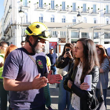 Public forest firefighters protest against the harassment and mistreatment by the Community of Madrid at Puerta del Sol. Podemos Secretary-General Ione Belarra speaks with a forest firefighter during the rally of public forest firefighters at Kilometer 0, on August 28, 2026, in Madrid, Spain. The protest, organized by public employees of the CBCM, aims to combat the harassment and mistreatment by the Community of Madrid. AUGUST 28, 2026 Marta Ferná Madrid, Madrid, Spain  Copyright: xMartaxFernandezx 7735341