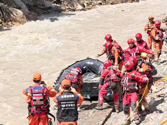 (260828) -- BEIJING, Aug. 28, 2026 () -- This screenshot from a video clip taken on Aug. 28, 2026 shows rescue operations underway at the mudslide-hit area. Emergency rescue operations have been carried out in an orderly and well-coordinated manner after a mudslide struck Gyirong Port in Gyirong County, southwest China s Xizang Autonomous Region on Wednesday morning. () (SpotNews) CHINA-XIZANG-GYIRONG-MUDSLIDE-RESCUE (CN) Xinhua 