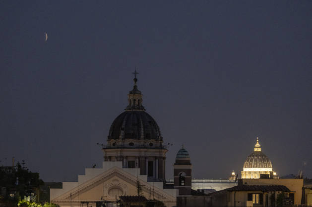Partial Lunar Eclipse over Rome ROME, ITALY - AUGUST 28: The moon is seen over Sant Ambrogio e Carlo al Corso dome and St. Peter s dome during the partial lunar eclipse in Rome, Italy, on August 28, 2026. Riccardo De Luca Anadolu Rome Italy. Editorial use only. Please get in touch for any other usage.  Copyright: x2026xAnadoluxRiccardoxDexLucax