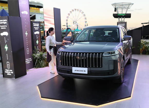 (260828) -- SAO PAULO, Aug. 28, 2026 -- A visitor learns about a vehicle of Chinese car brand Jaecoo at the auto edition of the Festival Interlagos 2026 in Sao Paulo, Brazil, Aug. 27, 2026. The four-day auto edition of the Festival Interlagos 2026 kicked off on Thursday at the Autodromo Jose Carlos Pace in Sao Paulo. Chinese carmakers showcase their new models of new energy vehicles at the event. ) BRAZIL-SAO PAULO-FESTIVAL INTERLAGOS-AUTO EDITION-CHINESE AUTOMAKERS JinxHaoyuan 
