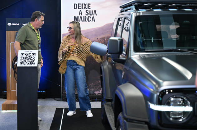 (260828) -- SAO PAULO, Aug. 28, 2026 -- A visitor learns about a new energy vehicle of Chinese automaker GWM at the auto edition of the Festival Interlagos 2026 in Sao Paulo, Brazil, Aug. 27, 2026. The four-day auto edition of the Festival Interlagos 2026 kicked off on Thursday at the Autodromo Jose Carlos Pace in Sao Paulo. Chinese carmakers showcase their new models of new energy vehicles at the event. ) BRAZIL-SAO PAULO-FESTIVAL INTERLAGOS-AUTO EDITION-CHINESE AUTOMAKERS JinxHaoyuan 
