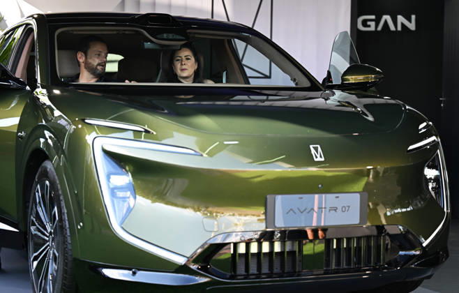 (260828) -- SAO PAULO, Aug. 28, 2026 -- Visitors sit in a vehicle of Chinese automaker AVATR at the auto edition of the Festival Interlagos 2026 in Sao Paulo, Brazil, Aug. 27, 2026. The four-day auto edition of the Festival Interlagos 2026 kicked off on Thursday at the Autodromo Jose Carlos Pace in Sao Paulo. Chinese carmakers showcase their new models of new energy vehicles at the event. ) BRAZIL-SAO PAULO-FESTIVAL INTERLAGOS-AUTO EDITION-CHINESE AUTOMAKERS JinxHaoyuan 