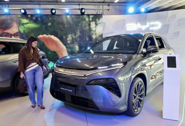 (260828) -- SAO PAULO, Aug. 28, 2026 -- A visitor views a new energy vehicle of Chinese automaker BYD at the auto edition of the Festival Interlagos 2026 in Sao Paulo, Brazil, Aug. 27, 2026. The four-day auto edition of the Festival Interlagos 2026 kicked off on Thursday at the Autodromo Jose Carlos Pace in Sao Paulo. Chinese carmakers showcase their new models of new energy vehicles at the event. ) BRAZIL-SAO PAULO-FESTIVAL INTERLAGOS-AUTO EDITION-CHINESE AUTOMAKERS JinxHaoyuan 