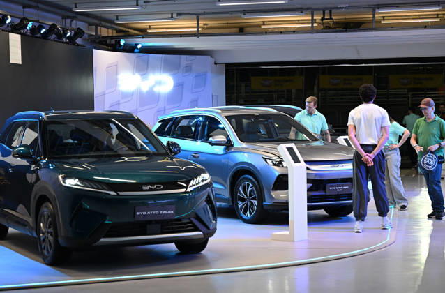 (260828) -- SAO PAULO, Aug. 28, 2026 -- People visit the booth of Chinese automaker BYD at the auto edition of the Festival Interlagos 2026 in Sao Paulo, Brazil, Aug. 27, 2026. The four-day auto edition of the Festival Interlagos 2026 kicked off on Thursday at the Autodromo Jose Carlos Pace in Sao Paulo. Chinese carmakers showcase their new models of new energy vehicles at the event. ) BRAZIL-SAO PAULO-FESTIVAL INTERLAGOS-AUTO EDITION-CHINESE AUTOMAKERS JinxHaoyuan 