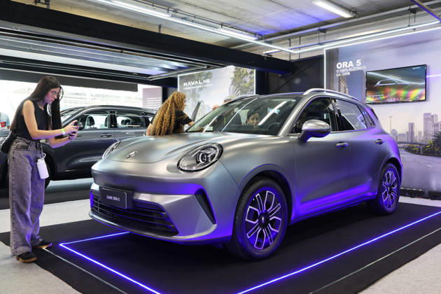 (260828) -- SAO PAULO, Aug. 28, 2026 -- Visitors learn about a ORA 5 electric vehicle of Chinese automaker GWM at the auto edition of the Festival Interlagos 2026 in Sao Paulo, Brazil, Aug. 27, 2026. The four-day auto edition of the Festival Interlagos 2026 kicked off on Thursday at the Autodromo Jose Carlos Pace in Sao Paulo. Chinese carmakers showcase their new models of new energy vehicles at the event. ) BRAZIL-SAO PAULO-FESTIVAL INTERLAGOS-AUTO EDITION-CHINESE AUTOMAKERS JinxHaoyuan 