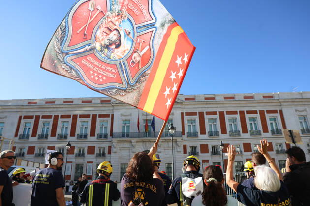 Public forest firefighters protest against the harassment and mistreatment by the Community of Madrid at Puerta del Sol. Several people demonstrate during the rally by public forest firefighters at Kilometer 0 on August 28, 2026, in Madrid, Spain. The protest, organized by the CBCM’s public employees, aims to combat the harassment and mistreatment by the Community of Madrid. AUGUST 28, 2026 Marta Ferná Madrid Madrid, Spain  Copyright: xMartaxFernandezx 7735362