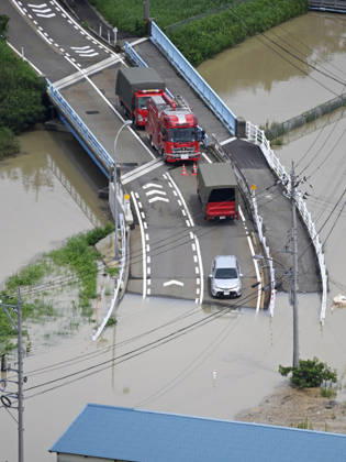 Torrential rain in central Japan Photo taken from a Kyodo News helicopter on Aug. 28, 2026, shows a submerged road and a river in Himi in Toyama Prefecture, central Japan, following torrential rain.  A14AA0005626756P