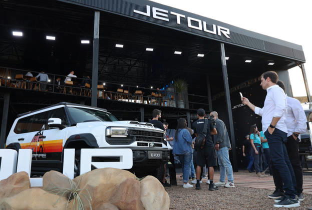 (260828) -- SAO PAULO, Aug. 28, 2026 -- A visitor takes photos of a new energy vehicle of Chinese automaker Jetour at the auto edition of the Festival Interlagos 2026 in Sao Paulo, Brazil, Aug. 27, 2026. The four-day auto edition of the Festival Interlagos 2026 kicked off on Thursday at the Autodromo Jose Carlos Pace in Sao Paulo. Chinese carmakers showcase their new models of new energy vehicles at the event. ) BRAZIL-SAO PAULO-FESTIVAL INTERLAGOS-AUTO EDITION-CHINESE AUTOMAKERS JinxHaoyuan 