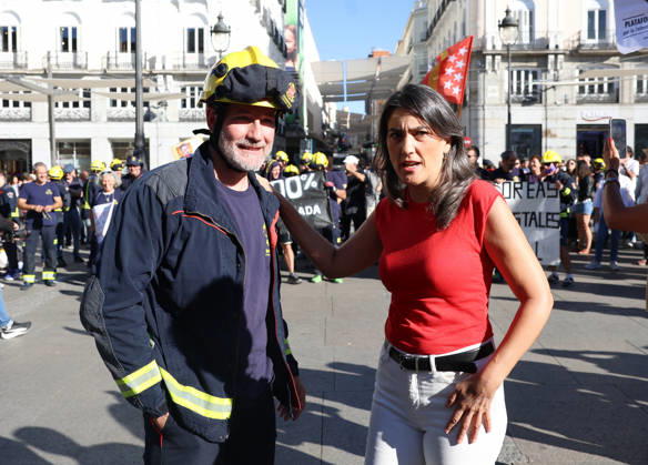 Public forest firefighters protest against the harassment and mistreatment by the Community of Madrid at Puerta del Sol. Más Madrid’s spokesperson in the Assembly, Manuela Bergerot, speaks with a firefighter during the rally of public forest firefighters at Kilometer 0, on August 28, 2026, in Madrid, Spain. The protest, organized by public employees of the CBCM, aims to fight against the harassment and mistreatment by the Community of Madrid. AUGUST 28, 2026 Marta Ferná Madrid Madrid, Spain  Copyright: xMartaxFernandezx 7735360