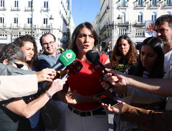 Public forest firefighters protest against the harassment and mistreatment by the Community of Madrid at Puerta del Sol. Más Madrid’s spokesperson in the Assembly, Manuela Bergerot, speaks to the media during the rally of public forest firefighters at Kilometer 0, on August 28, 2026, in Madrid, Spain. The protest, organized by public employees of the CBCM, aims to combat the harassment and mistreatment by the Community of Madrid. AUGUST 28, 2026 Marta Ferná Madrid Madrid, Spain  Copyright: xMartaxFernandezx 7735361