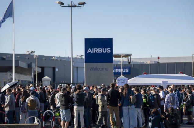 Fourth day of the indefinite strike by Airbus workers at the Getafe plant in Madrid. Several people on the fourth day of the indefinite strike by Airbus employees, on August 28, 2026, in Getafe, Madrid, Spain. Approximately 14,000 Airbus workers in Spain have been called upon since Tuesday to join an indefinite strike at the multinational’s six plants in the country to demand better wages and working conditions. The Airbus plant in Getafe is the group’s largest in Spain, with around 9,000 employees. AUGUST 28, 2026 Spain  Copyright: xAlbertoxOrtegax 7735379