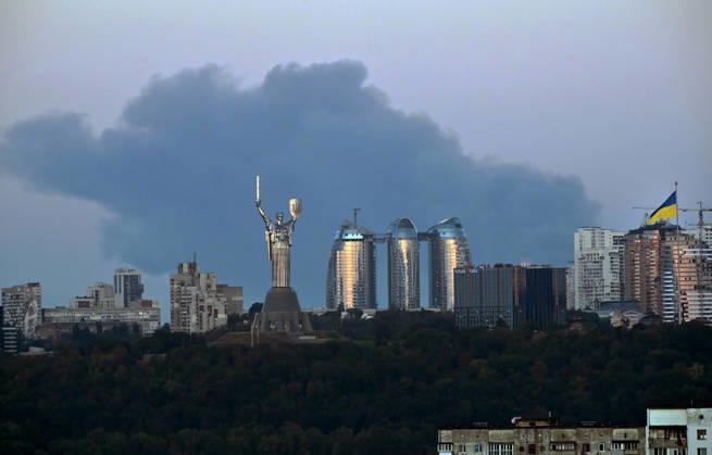 A plume of smoke from a fire in a Kyiv suburb rises behind the Motherland Monument and apartment blocks in the Pechersk district, Kyiv, Ukraine, August 28, 2026. On the night of August 28, the Russian army carried out a massive strike with UAVs on the Kyiv region, also deploying new jet drones. The drones targeted logistics warehouses and an industrial zone in Sviatopetrivske and Vyshneve, sparking large-scale fires and heavy smoke that engulfed the capital. (Photo by Yevhen Kotenko Ukrinform) Smoke over Kyiv from fires in suburbs after Russian drone attack  Copyright: xYevhenxKotenkox