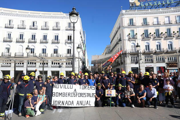 Public forest firefighters protest against the harassment and mistreatment by the Community of Madrid at Puerta del Sol. Several people demonstrate during the rally by public forest firefighters at Kilometer 0 on August 28, 2026, in Madrid, Spain. The protest, organized by public employees of the CBCM, aims to combat the harassment and mistreatment by the Community of Madrid. AUGUST 28, 2026 Marta Ferná Madrid, Madrid, Spain  Copyright: xMartaxFernandezx 7735445